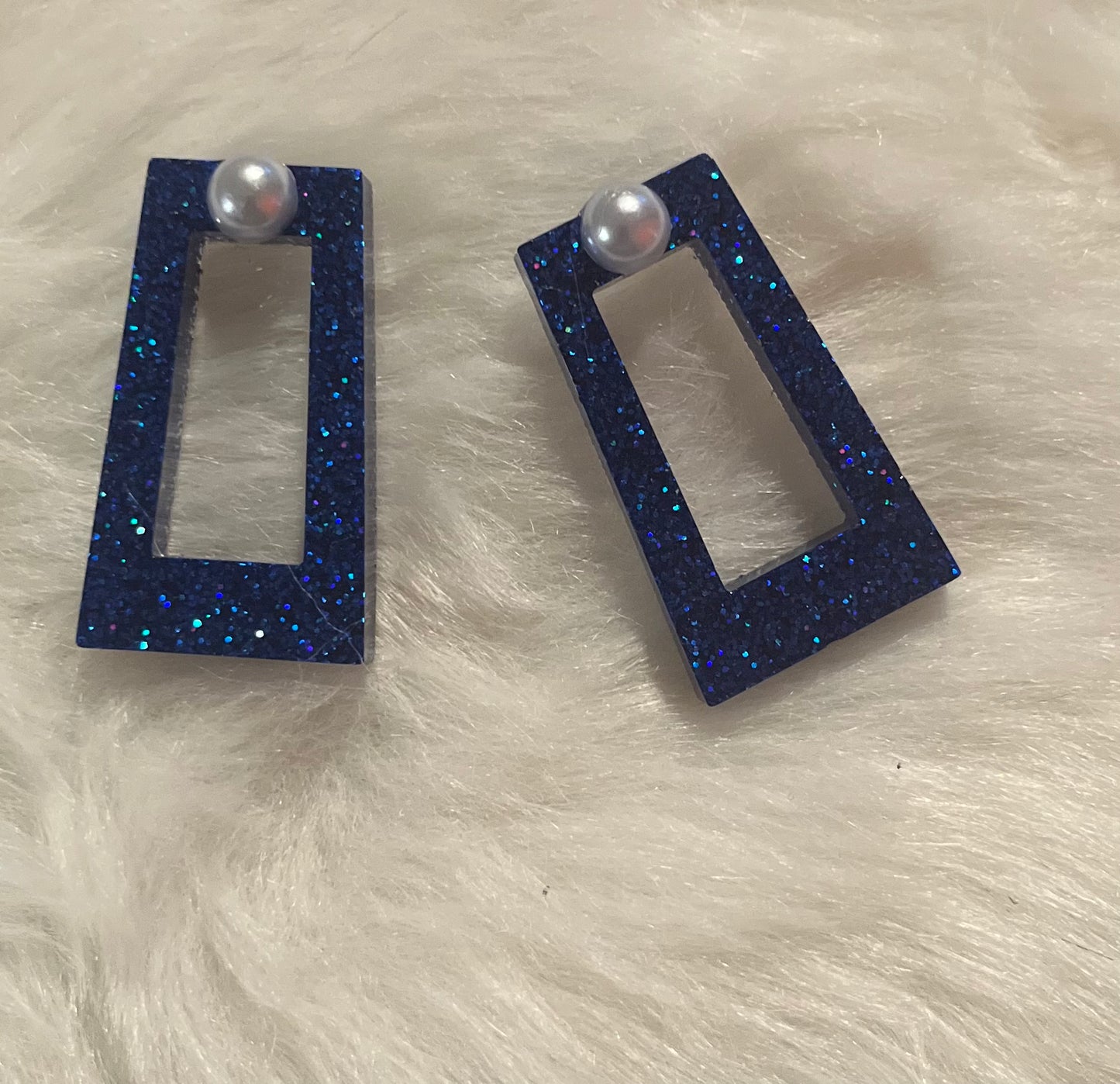 Blue resin earring with pearl
