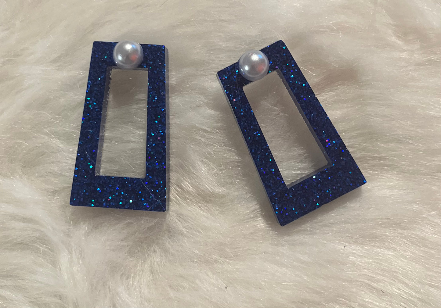 Blue resin earring with pearl