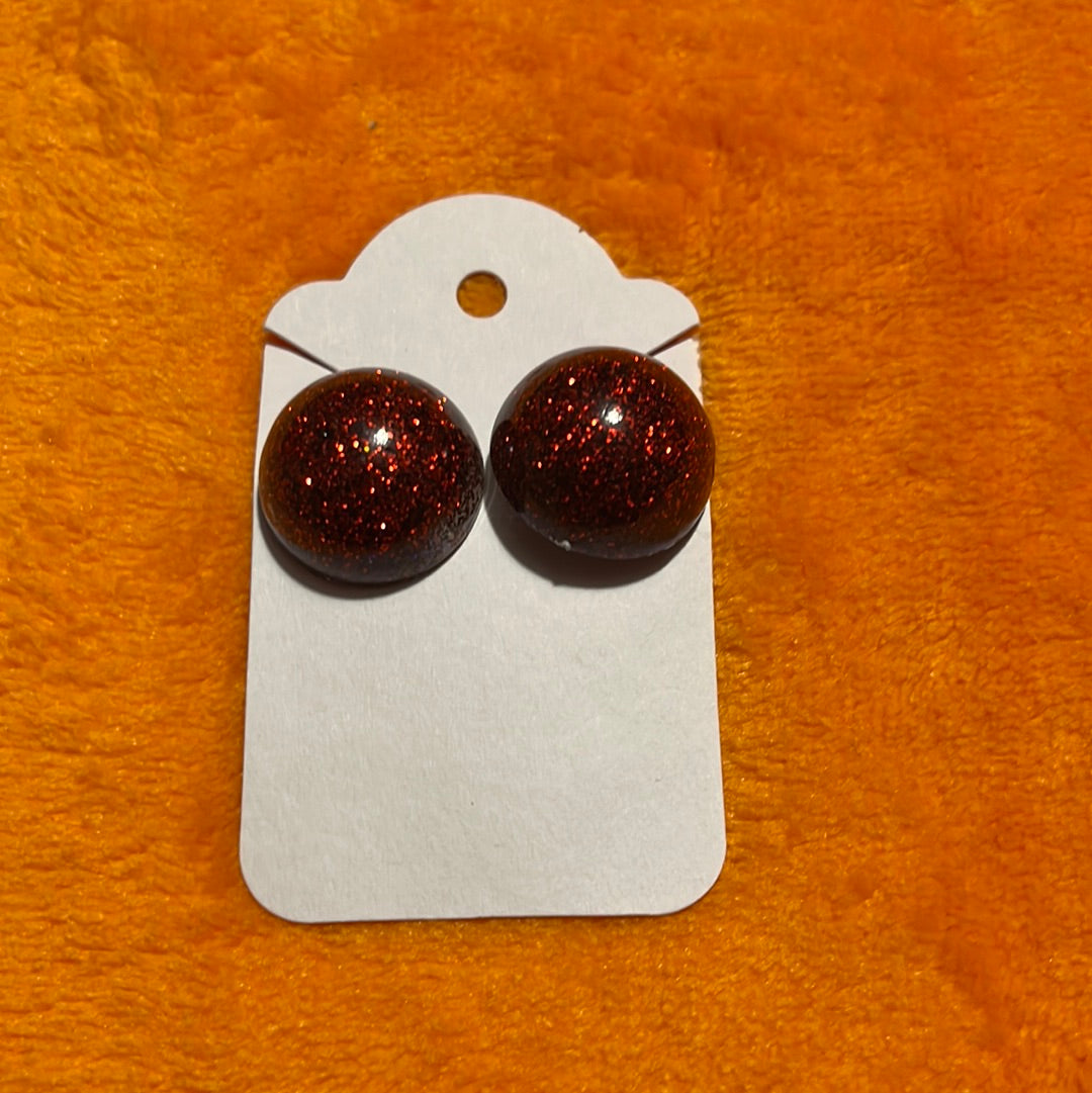 Medium resin studs red