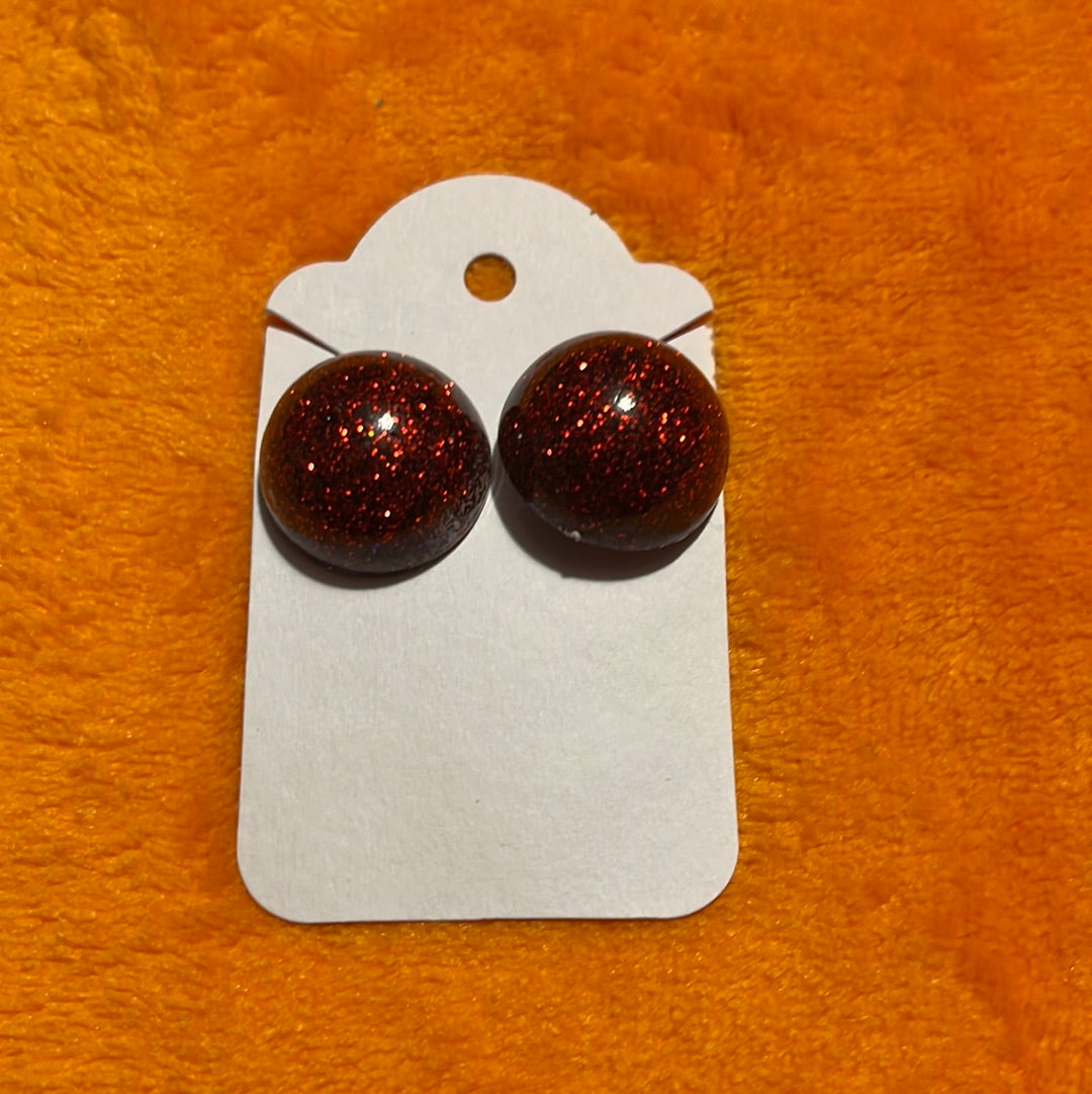 Medium resin studs red